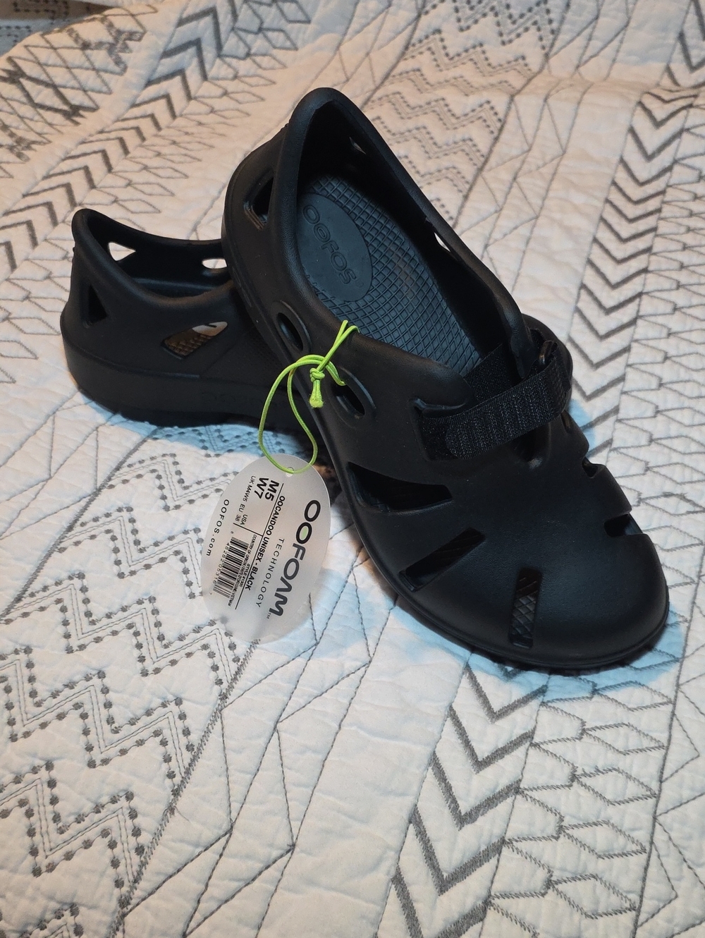 OOFOS Oocandoo Black Closed-Toe Foam Clog with Velcro Strap